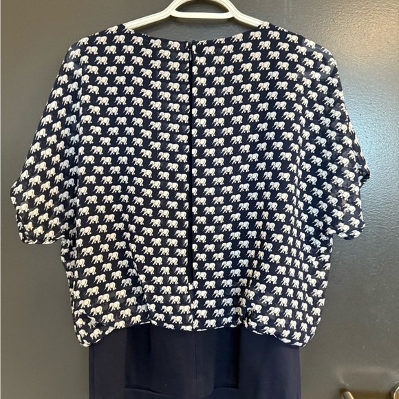 CAbi S EUC Elephant pattern sheer  Blue Short Sleeve Fitted Blouse- fitted waist - Picture 4 of 14